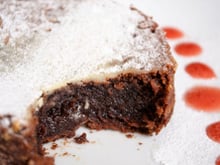 Fondant au chocolat gourmand et gelée de groseilles