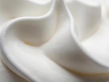 Ne confondez plus la chantilly et la crème fouettée : c'est ce détail qui change tout !