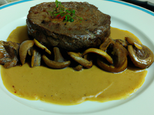 Minute de filet de bœuf, flan tiède de champignons de Paris, sauce à la moutarde de Meaux