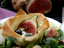 Duo apéritif : corolles croustillantes à la Fourme d'Ambert, poires et figues + grains de raisin farcis à la mousse de Fourme d'Ambert