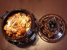 Tajine de poulet aux abricots, pruneaux et amandes