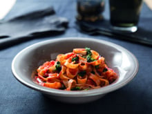 Tagliatelle sauce pesto rosso et feuilles d’épinards