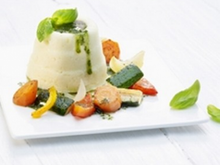 Timbales de semoule au gruyère AOC avec ragoût de légumes et sauce au basilic