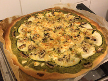 Pizza au pesto, fromage blanc, courgette et champignons