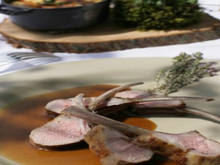 Carré d'agneau fumé au serpolet des claparèdes, rôti en cocotte de fonte une légère infusion de thym citronné argenté