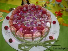 Charlotte aux framboises et biscuits roses de Reims