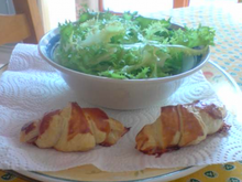 Croissant au jambon fumé avec soupçons d'emmental et sa mâche