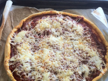 Pizza au chorizo, poivron rouge, tomate et oignon