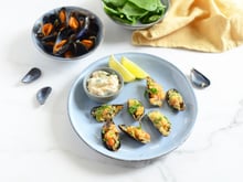 Moules gratinées au jambon cru et pousses d'épinards