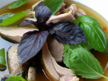 Bouillon de canard et foie gras combawa au basilic thai