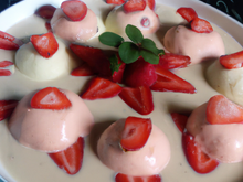 Quenelles de chocolat blanc tropical sur soupe de fraises