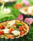 Tarte fine Tablier Blanc aux légumes d'été, effeuillé de morue