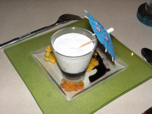 Délices de mangue sur chantilly et son coulis de mûres