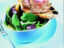 Tartine de Pâté de campagne, roquette et pousses d'épinards