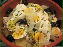 Morue au four avec œufs, oignons, pommes de terre et olives (recette Portugaise)