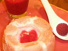 Charlotte légère aux litchis et sorbet à la framboise