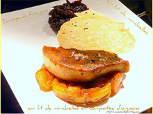 Escalope de foie gras et sa tuile sur lit de mirabelles compotée d'oignons
