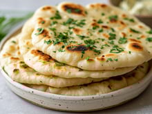 “Elle est beaucoup plus simple à faire” : Norbert Tarayre partage une recette de cheese naan dont la réalisation est un jeu d’enfants