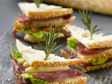 Mini clubs-sandwichs au magret fumé