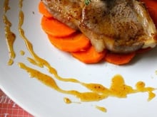 Côtelettes d'agneau, réduction au miel et thym, carottes croquantes