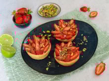 Tartelettes aux fraises, crème de cheesecake et pistaches