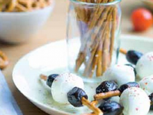 Brochettes de bâtonnets de bretzels, billes de mozzarelle et olives