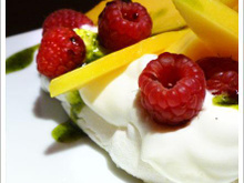 Pavlova aux framboises et mangues