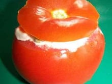 Tomates farcies au riz et à la macédoine