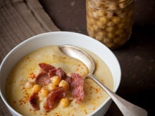 Soupe de pois cassés aux fanes de légumes
