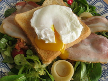 Salade fraîcheur aux œufs pochés