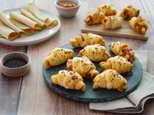 Mini-croissants apéritifs aux tranches végé pois chiches, pesto rosso et mozzarella