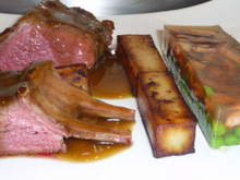 Carré d'agneau Bord Bia, petits pois et lardons en aspic tiède de whisky, pommes frites, sauce à la menthe