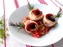 Brochette maison de dinde au romarin, lard et pruneaux