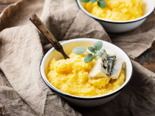 Cet ingrédient tout simple vous permettra d’obtenir une polenta bien plus crémeuse !