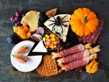 Cette recette de brie momie va faire sensation lors de votre apéro d’Halloween !