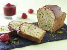 Cake marbré à la pistache et coulis de fruits rouges