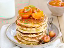 Pancakes au lait de chèvre et abricots rôtis au miel