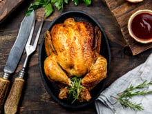 Fini le massacre du poulet du dimanche grâce à l'astuce de cette cheffe pour bien le découper