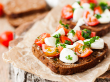 Tous en cuisine : Cyril Lignac partage sa recette facile et gourmande de tartines aux tomates confites et burrata
