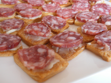 Toasts à la crème de pur brebis et saucisse sèche