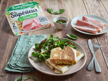 Wraps aux oeufs brouillés, pesto et jambon de porc