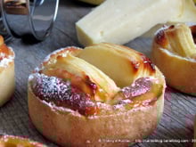 Tartelette pomme, caramel et Cantal jeune