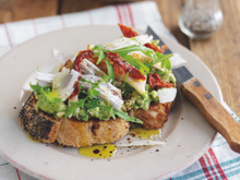 Tartine à l'avocat, poulet grillé et tomates séchées