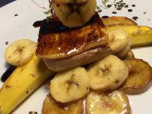 Foie gras poêlé,  pommes et bananes flambées au vieux genièvre