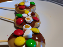 Sucette à la banane, au chocolat et aux M&M's