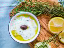“Délicieux, très belle texture” : Notre chef partage ses secrets pour réussir son tzatziki à tous les coups pour un apéritif entre amis !