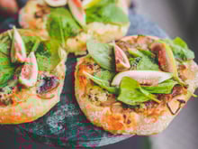 Pizza aux épinards, figue et bleu