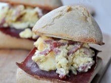 Petits pains garnis aux 3 fromages, œufs brouillés et viande des grisons