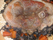 Rouelle de porc aux carottes et trompettes de la mort