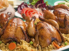 Coquelets rôtis farcis et riz carottes petits pois